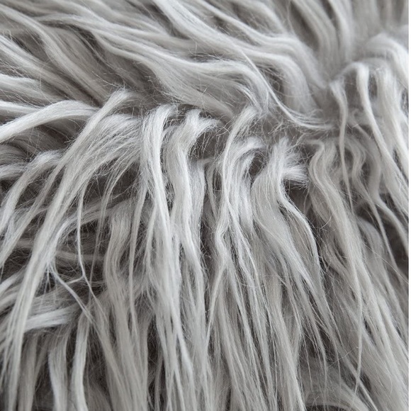 Pack of 2 Faux Fur Throw Pillows Covers 20” x 20” - Picture 2 of 9